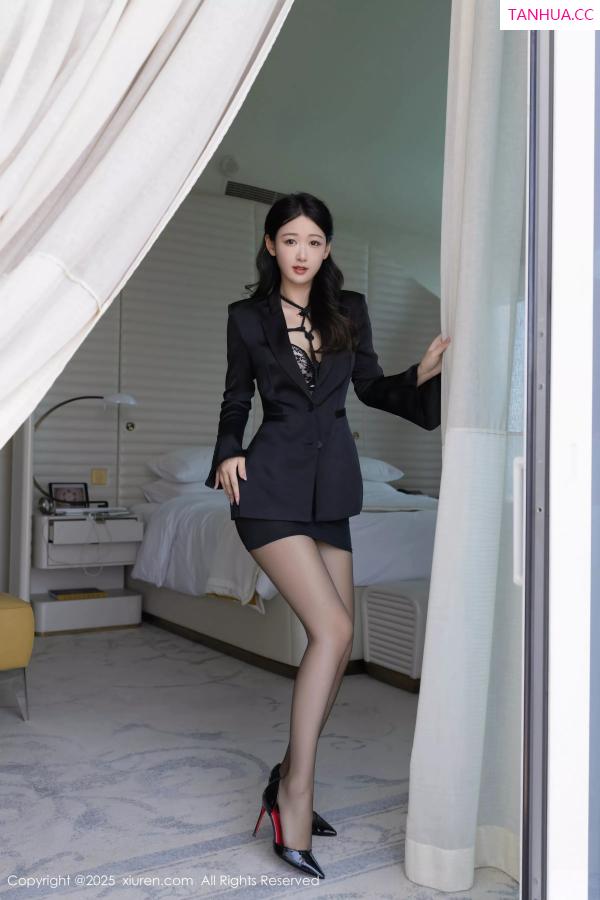 唐安琪  [XiuRen]高清写真图 2025.05.12 No.10267 唐安琪 黑色西服第3张图片